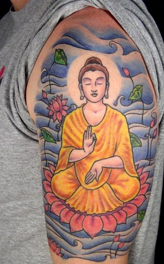 Kultainen Buddha -tatuointi käsivarteen