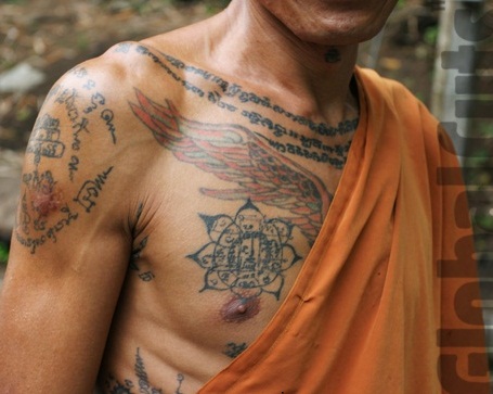 Βουδιστικό τατουάζ Mantras στο στήθος