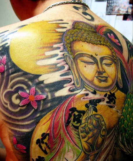 Värikkäät Buddha -tatuoinnit selässä