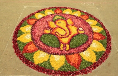 Rangoli käyttää kukka terälehtiä