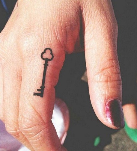 Yksinkertainen avaimen tatuointi