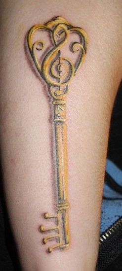 Κλειδί τατουάζ με κίτρινο