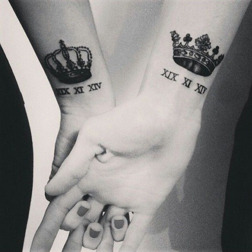 Kuningas ja kuningatar kruunu ja numeerinen tatuointi