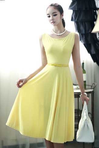 Ένα κομμάτι κίτρινο φόρεμα