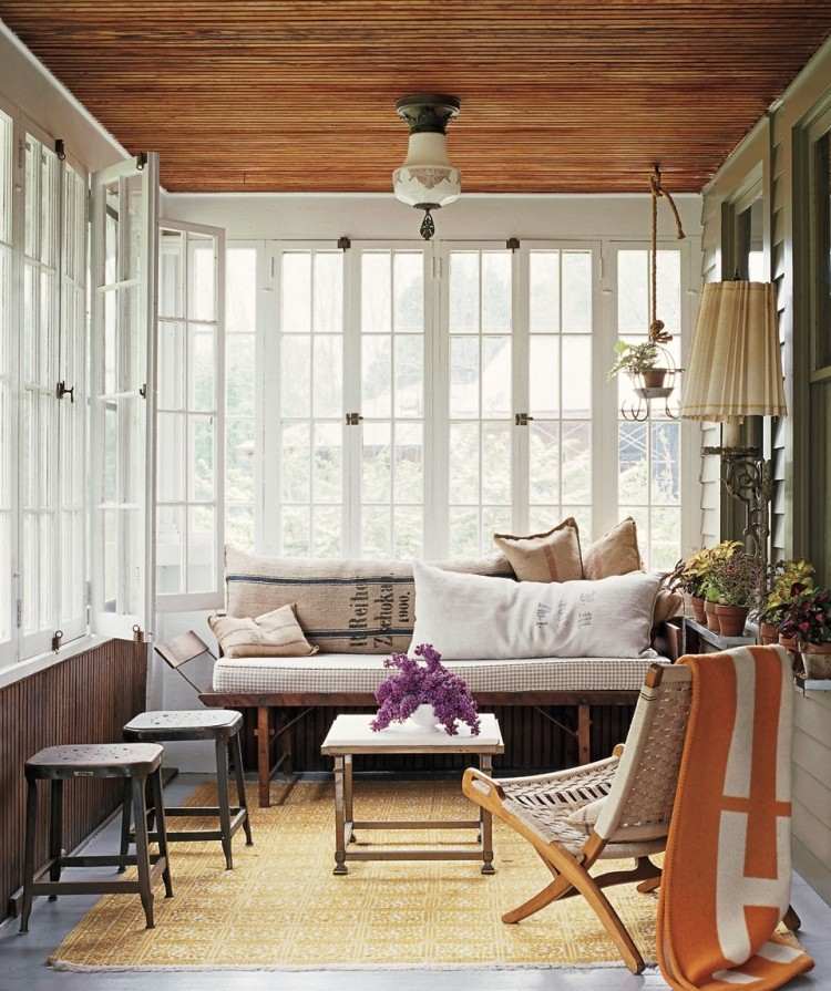 möbleringsidéer-vinterträdgård-veranda-rustika-bänk-mattor-dynor-mattor-gitterfönster