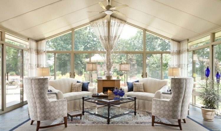 inredningstips-vinterträdgård-veranda-elegnt-stoppade möbler-sittplatser-beige-öppen spis