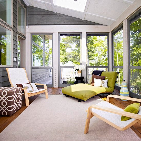 Vinterträdgårdsinredningstips är glasade på ett minimalistiskt sätt och är gröna