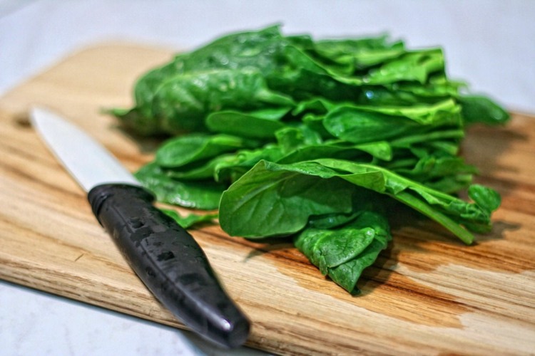 Matlagningstips blad-sallad-gröna-håll-färsk-skärbräda