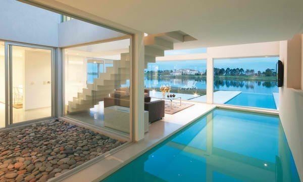 modern-simning-pool-glas-hus-skepp-effekt