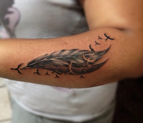 Τα φτερά με τατουάζ πουλιών