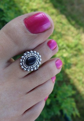 Καταπληκτικό δαχτυλίδι από μαύρο πέτρινο δάχτυλο