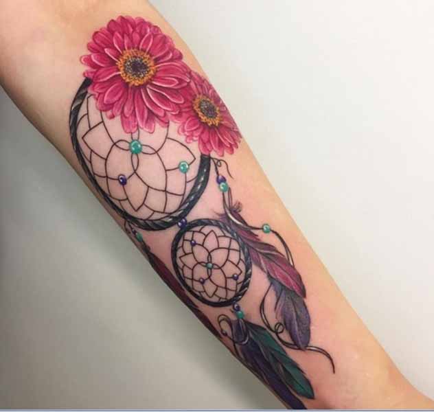 Gerbera -kukka unelmien sieppaajan tatuoinnilla