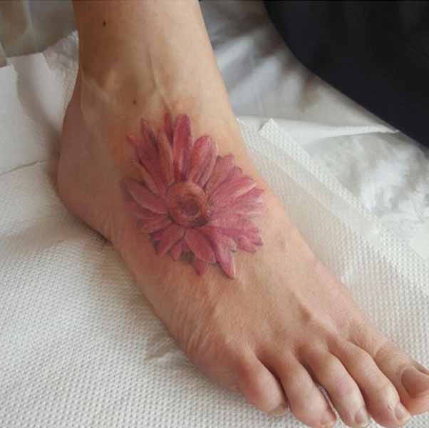 Loistava Gerbera -tatuointi jaloissa