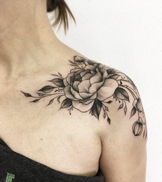 Τατουάζ λουλουδιών παιώνιας στον λαιμό του ώμου