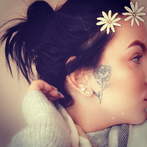 Απλό Peony Flower Tattoo Near The Ear