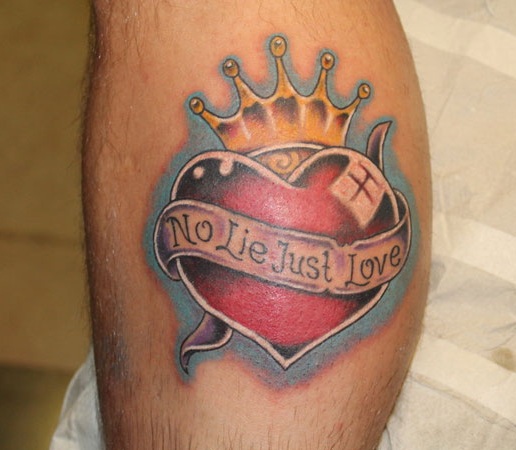 Στέμμα τατουάζ με το απόσπασμα και την καρδιά
