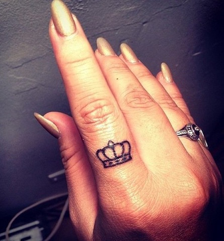 Μικρό στέμμα τατουάζ στο δάχτυλο