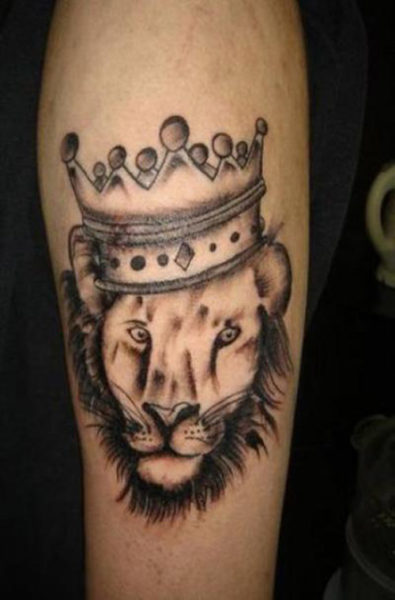 Τατουάζ στέμμα με ένα λιοντάρι