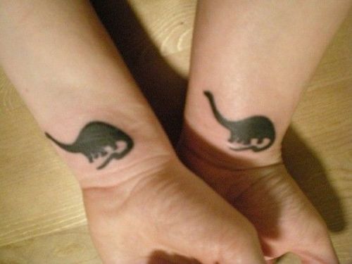 Musta muste dinosaurus ystävyys tatuointi suunnittelu