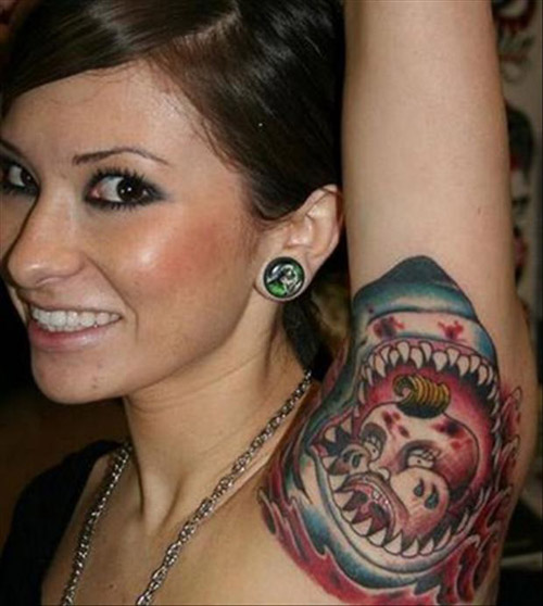 Naisten kainalo hauska tatuointi