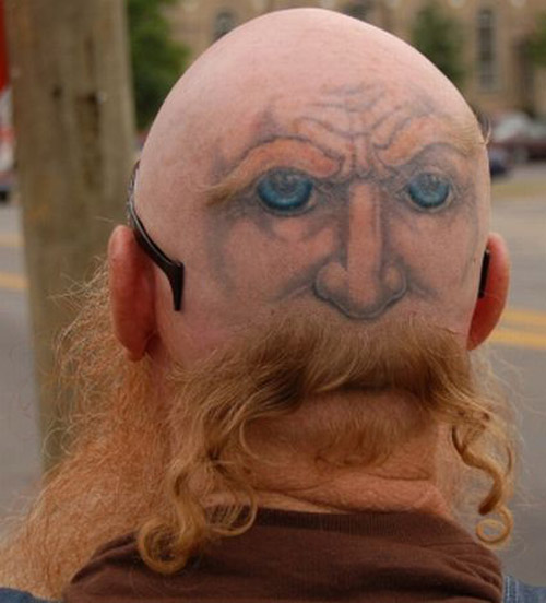Hauska pään tatuointi miehille