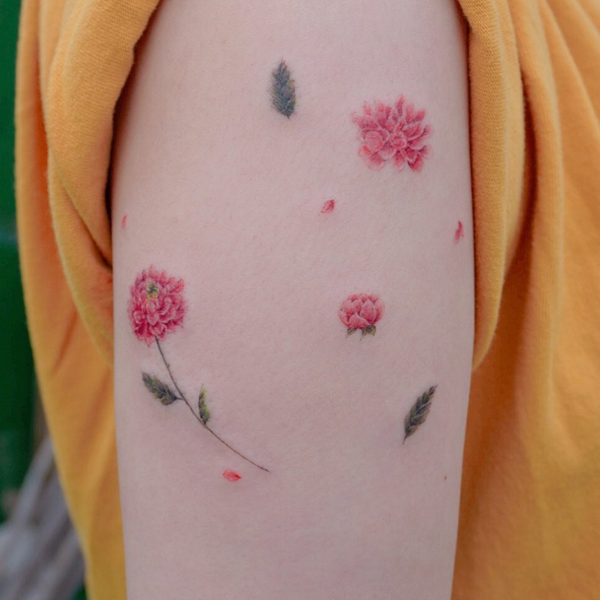 Χαριτωμένο σχέδιο τατουάζ Dahlia