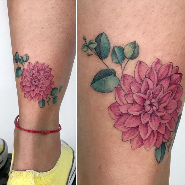 Παραδοσιακό τατουάζ Dahlia στον αστράγαλο