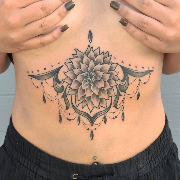 Κομψό τατουάζ Dahlia στο στομάχι