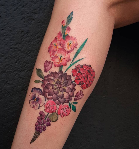 Κόκκινο και μοβ τατουάζ Dahlia στο πόδι