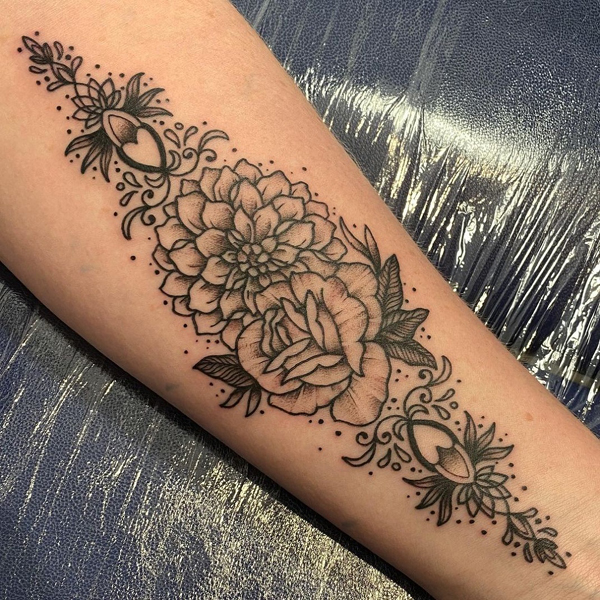 Περίπλοκο μαύρο τατουάζ λουλούδι Dahlia