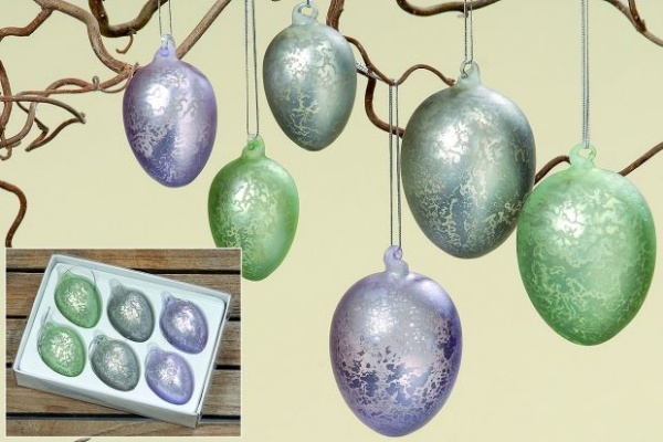 buske subtila dekorationer för påsk med färgglada ägg