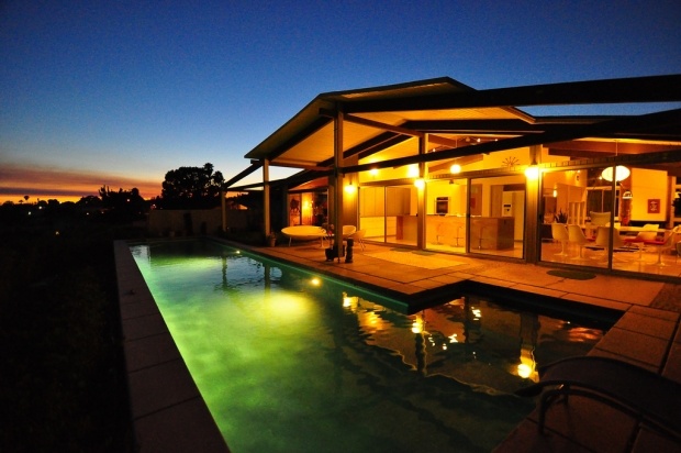 Modern-bostad-San-Diego-utomhus-pool-design-konstnärlig-belysning