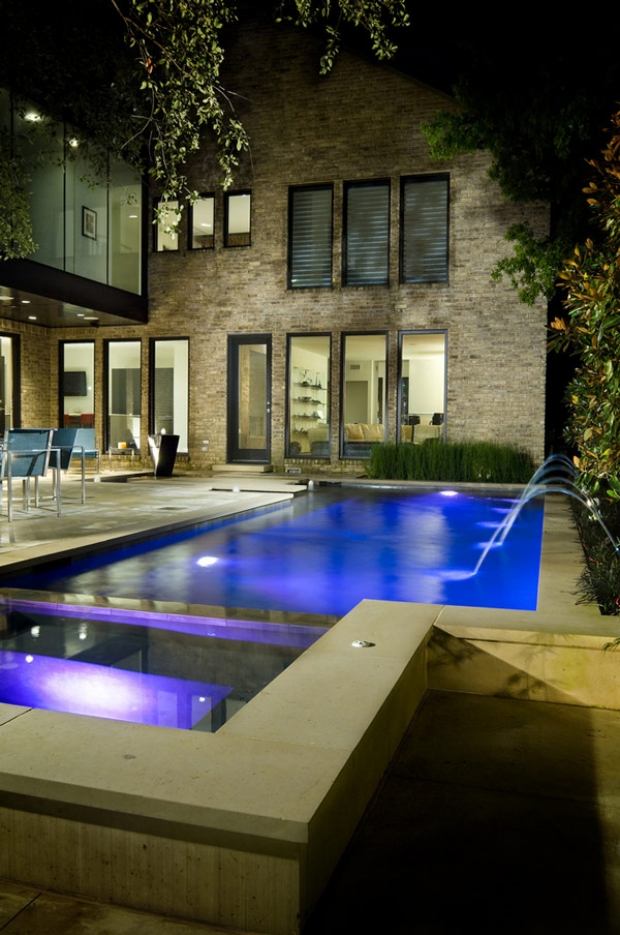 modern-pool-minimalistisk-hus-med-trädgård-fontän