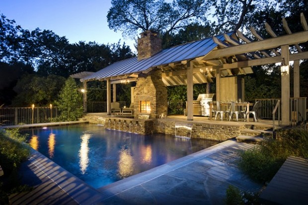 Sommar-villa-landstil-utomhuspool-upplyst-Dallas