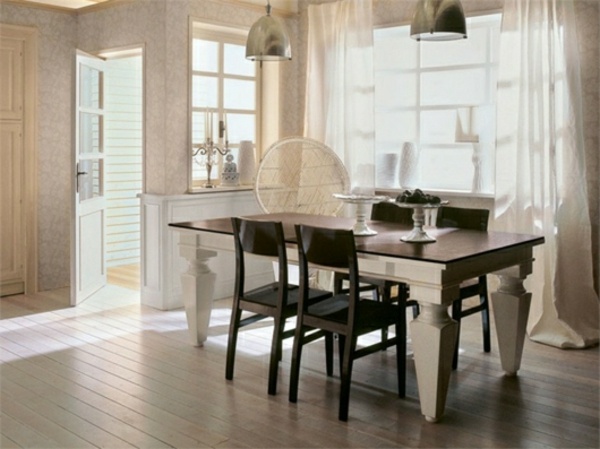 svart-matbord-stolar-modern-hängande lampa