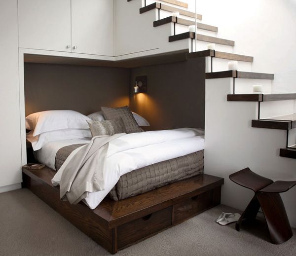 Platsbesparande idéer under trappan-sängen inbyggd i garderoben