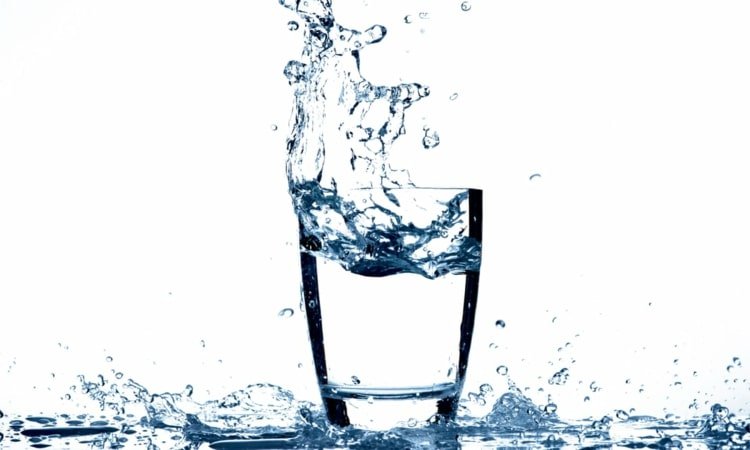 Drick vatten när du känner dig hungrig och återfuktar kroppen