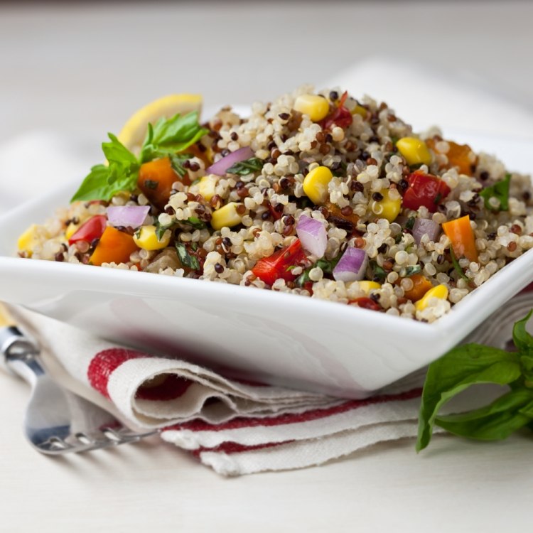 sommar-sallad-quinoa-basilika-paprika-majs