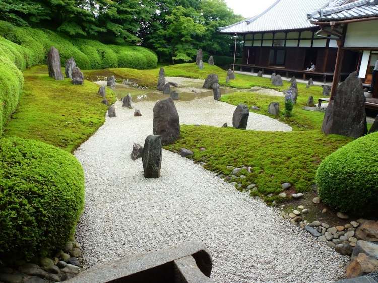 japansk-trädgård-läggning-gräsmatta-stenar-grus-buskar-låda-träd-mossa-flodstenar