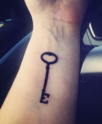 Εντυπωσιακό τατουάζ με γράμμα με ένα κλειδί