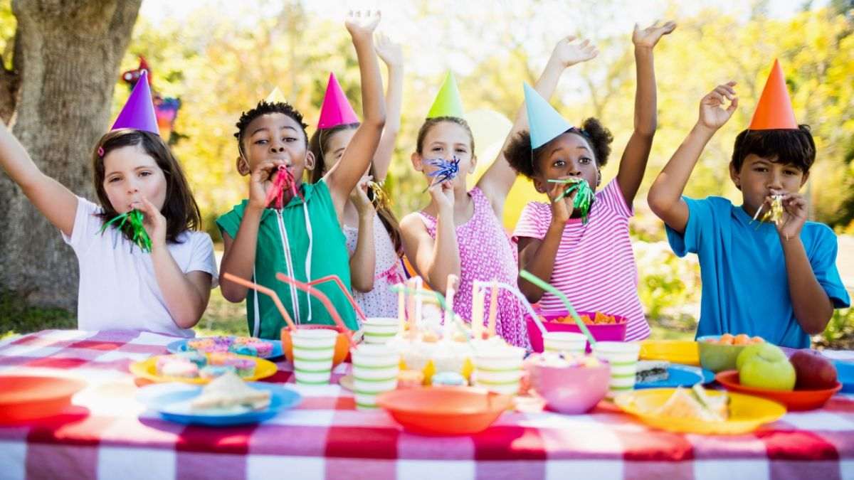 Spel för barnkalaset eller poolpartiet med ballonger fulla av vatten