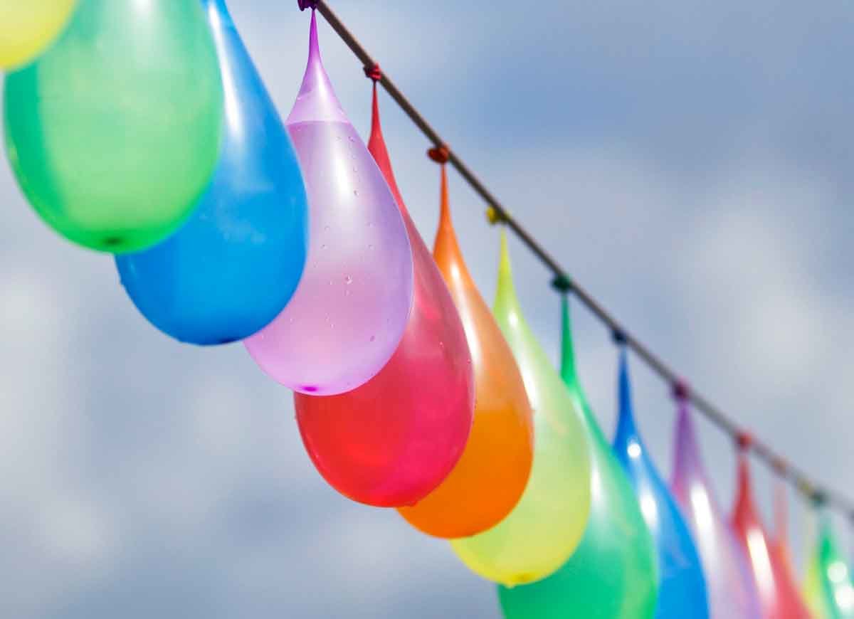 Färgglada krans av vattenballonger för pinata vattenbomber spel