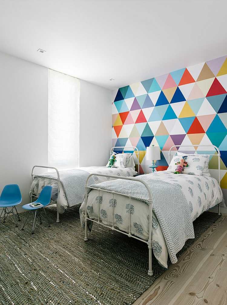 vägg accent tapeter geometriska färgglada färger sängar stol blå