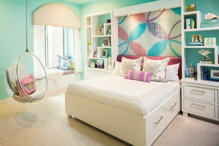 accent vägg bygga säng färgglada blommiga swing säng sängbord turkos vit
