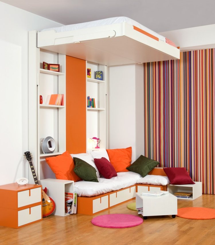 litet barnrum original-orange-möbler-säng-skenor-vägg
