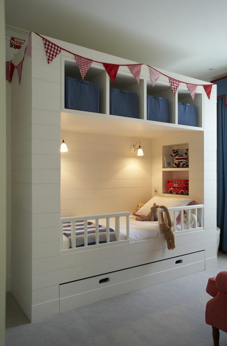 små-barn-rum-säng-lådor-integrerat-lagringsutrymme-vita-möbler
