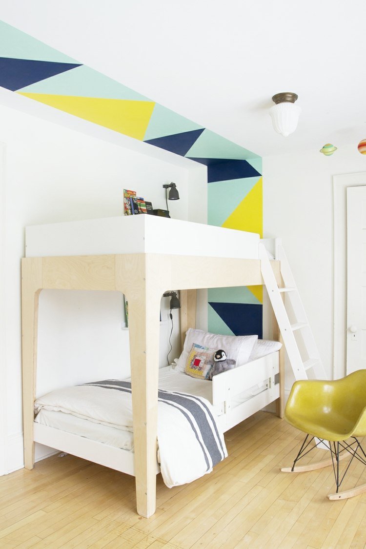 små-barnrum-loft-säng-moderna-ljus-trä-ränder-vägg-tak-dekoration-trianglar