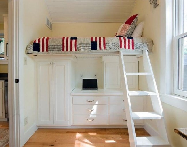 små-barn-rum-design-praktiska-sängar-loft-säng-vitt-skrivbord