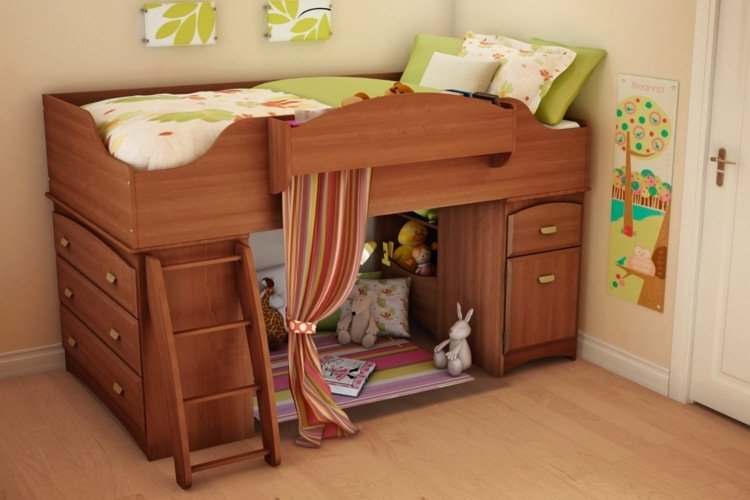 litet barnrum loft säng-läshörna-stege-trä-gardin-gröna-accenter