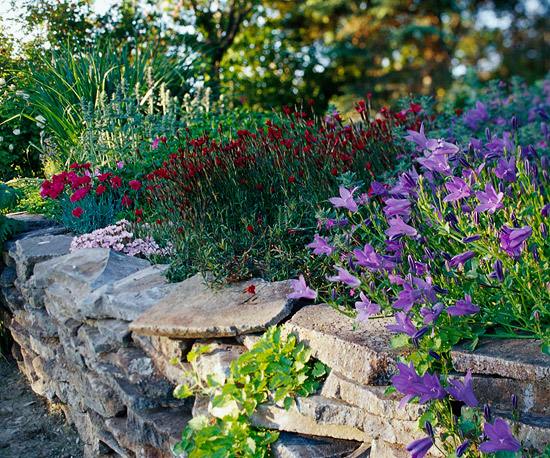 idéer för trädgårdsvägg natursten blommor dekoration